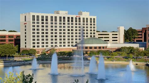 hotels near newport mall